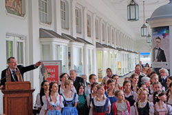 © massow-picture Der neue Staatstheaterintendant Uwe Eric Laufenberg dankte dem Therater-Förderkreis, den Grußwortrednern und Jugendchor und erklärte die Maifestspiele für eröffnet.