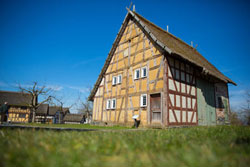 Das Haus aus Mademühlen wird zum Schauplatz des Museumstheatertags „Und über uns der Himmel“.