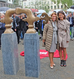 Rose-Lore Scholz (li) mit Nilhan Sesalan neben deren Skulptur „All waters of the earth interwine“, die soeben enthüllt wurde. © massow-picture
