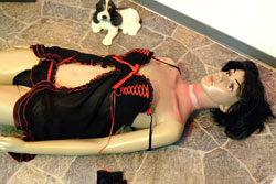 Nachgestellter Tatfundort einer erdrosselten Prostituierten der sechsfachen  Bordellmord-Serie. © massow-picture