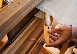Das Weben ist eine von vielen Verarbeitungsmöglichkeiten textiler Fasern. Foto : Christiane Solzer