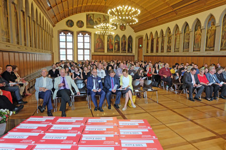 Noch liegen die 15 Urkunden des Frankfurter Bürgerpreises auf den Tisch. © massow-picture