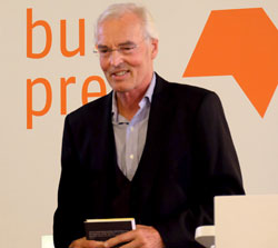 Bodo Kirchhoff war ganz gerührt über den Deutschen Buchpreis. Foto: Diether v. Goddenthow © atelier-goddenthow