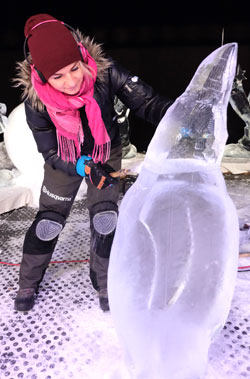 Die hochkarätige Künstlerin Angense Rudzite-Kirillova modelliert hier einen Eispinguin.  Foto: Diether v Goddenthow
