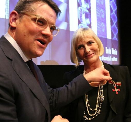 Minister Boris Rhein überreicht Claudia Dillmann den Verdienstorden. Foto: © Anna Meuer, Quelle: DIF