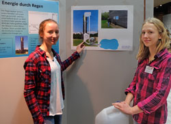 Noëlle Klasner (14) und Hannah Heidelmeyer (15)  kombinieren ihre Idee, Energie durch Regenwasser über eine Peltonturbine am Ende eines Fallrohrs zu erzeugen mit einem Pumpen-Widder zur stromlosen (Rück-)beförderung von Wasser auf einen Dachspeicher.oto: Diether v. Goddenthow