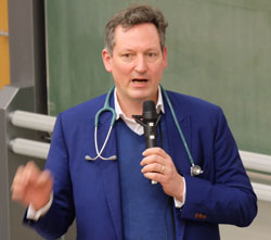 Dr. Eckart v. Hirschhausens Mission ist, für eine humanere Medizin zu plädieren. Foto: Diether v. Goddenthow