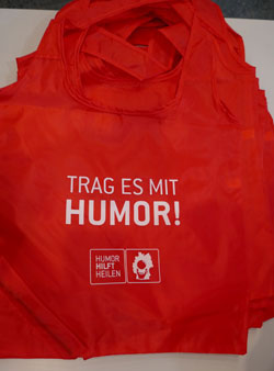 "Trag es mit Humor!", so das T-Shirt-Motto von "Humor hilft heilen", welches aber auch auf Gesunde bestens zutrifft. Foto: Diether v. Goddenthow