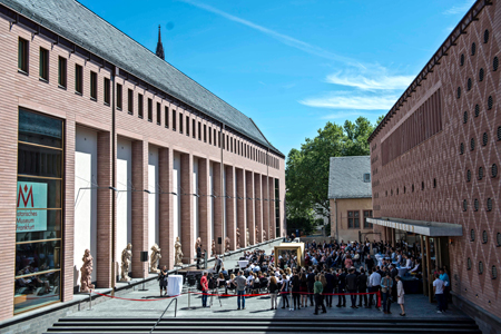 Blick auf das Museumsquartier mit Museumsplatz und den Ausstellungshäusern links und rechts.  Foto:  Heike Lyding 