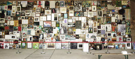 Sammlung Montez große Wand in der Ausstellungshalle Foto: © Mirek Macke Kunstverein Familie Montez