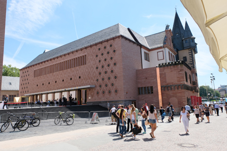 Blick auf den rechten Erweiterungsbau des Historischen Museums Frankfurt, rechts davor die große "Frankfurter Treppe" empor zum Museumsplatz und neuem Haupteingang und Foyer. Foto:. Diether v. Goddenthow
