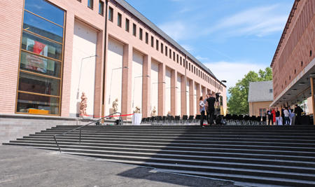 Was für Rom die Spanische Treppe, könnte für die Main-Metropole die neue "Frankfurter Treppe" werden, schwärmt Museumsdirektor Dr. Jan Gerchow beim Takeover.Foto:. Diether v. Goddenthow