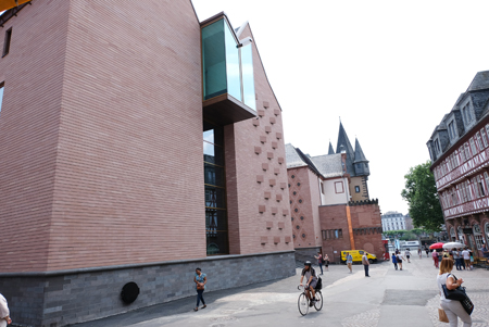 Historisches Museum Frankfurt mit neuem Ausstellungshaus (ab Okt. 2017) und Eingangsfoyer. Foto: Diether v. Goddenthow © atelier-goddenthow