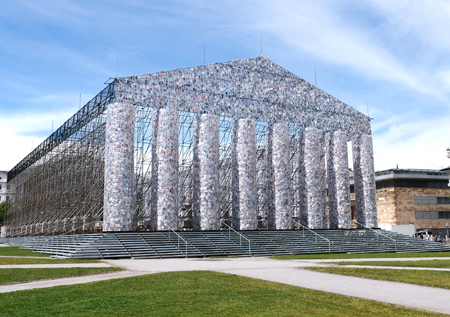 Marta Minujín, The Parthenon of Books, 2017,  Friedrichsplatz, Kassel, documenta 14. Foto: Diether v. Goddenthow
