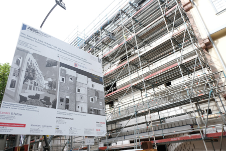 Die Bauarbeiten des neuen Romantik-Museums, unmittelbar ans Goethehaus grenzend, kommen gut voran. Foto: Diether v. Goddenthow