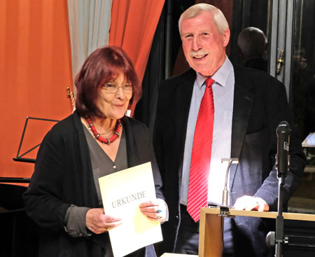Stadtrat Helmut Nehrbaß überreicht der Schriftstellerin Eva Demski die Urkunde zum George-Konell-Preis 2018. © Foto: Diether v. Goddenthow