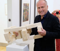 Paul Schäfer mit einem seiner Holzkunstwerke. © Foto: Diether v. Goddenthow