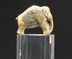 Prähistorische, aus Elfenbein  geschnitztes Mammut. Ort: Senckenberg-Museum.© Foto: Diether v. Goddenthow