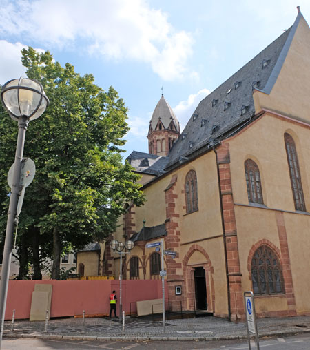 Frankfurts älteste erhaltene Kirche St. Leonhard kurz vor der Wiedereröffnung nach langjähriger Sanierung. ©  Foto: Diether v Goddenthow
