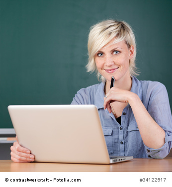 lächelnde junge frau lernt am laptop