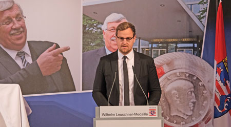 Jan Hendrik Lübcke hielt im Namen seiner Familie eine beachtenswerte Rede. Sein Vater wäre heute stolz auf ihn gewesen! © Foto: Diether v Goddenthow