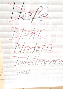 Aushang bei Aldi in der Wiesbadener Kirchgasse zeigt, welche Artikel gehortet werden und ständig ausverkauft sind. © Foto: Diether v Goddenthow
