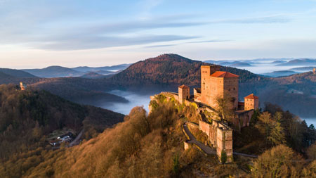 Burg Trifels bei Annweiler, die im Mittelalter fast zwei Jahrhunderte lang den Status einer Reichsburg hatte. GDKE Foto: Trifels-
