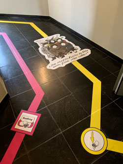 Stephan Rürups farbiges Einbahnstrassen-System  leitet die Besucher coronasicher durchs komische Museum.