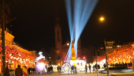 Mit Eintritt der Dämmerung wird täglich ab 17.00 Uhr der Wiesbadener Luisenplatz weihnachtlich illuminiert. © Foto Diether v. Goddenthow