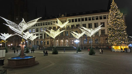 Selbst der Sternschnuppen-Markt vor dem Wiesbadener Rathaus ist wie immer festlich erleuchtet, wenngleich der Weihnachtsmarkt wegen Corona abgesagt werden musste. © Foto Diether v. Goddenthow