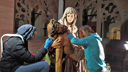 Derzeit restaurieren die erfahrenen Restauratorinnen Moya Schönberg und Anke Becker die Pietà im Kreuzgang des Dommuseums. © Moya-Schönberg