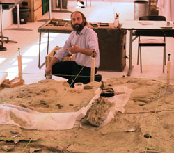 Philipe Havlik zeigt im externen Grabungsmuseum auf dem Senckenberggelände seinen Lieblingsfund , einen 7 mm langen Saurierzahn. © Foto: Diether v. Goddenthow