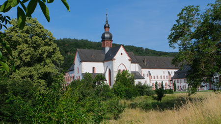 Bei herrlichem Wetter bot Kloster Eberbach in diesem Jahr die Kulisse der Preisverleihung. © Foto Diether v. Goddenthow
