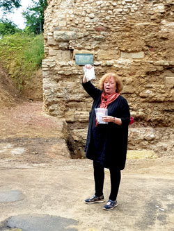 Dr. Marion Witteyer, Landesarchäologin,  kann sich vorstellen, dass es sich beim Drususstein auch um ein römisches Siegesmonument handelt, welches die Bedeutung des Drusussteins gar noch erhöhen könnte. © Foto Diether v. Goddenthow