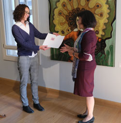 Kunst- und Kulturministerin Angela Dorn übergibt die Urkunde "Museum des Monats" an Museumsleiterin Beate Zekorn-von Bebenburg. © Foto Diether v Goddenthow