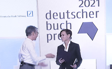 Die Gewinnerin des Deutschen Buchpreises 2021 ist Antje Rávik Strubel. Sie erhält die Auszeichnung für ihren Roman „Blaue Frau“ (S. Fischer). Karin Schmidt-Friderichs, Vorsteherin des Börsenvereins des Deutschen Buchhandels, gratuliert und überreicht der Gewinnerin die Preisurkunde. 
