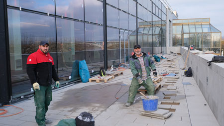 Ein neuer Zugang zur Rheingold-Halle über die rheinseitig angebaute  Terrasse. Die Handwerker bei Abschlussarbeiten. ©  Foto Diether v Goddenthow
