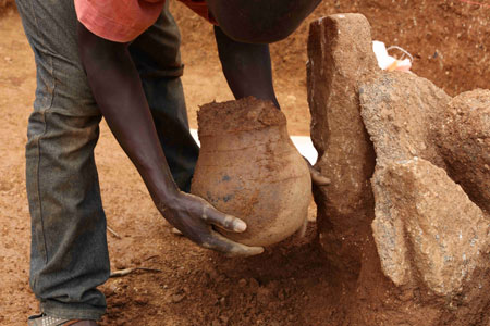 Ausgrabung eines Nok-Gefäßes am Fundplatz Ifana 3. Foto: Peter Breunig