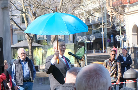 Oberbürgermeister Gert Uwe Mende hat bei seiner Begrüßung noch eine Überraschung parat: Jeder Besucher erhält  einen, in symbolisch blau gehaltene Regen-Schirm . © Foto Diether v. Goddenthow