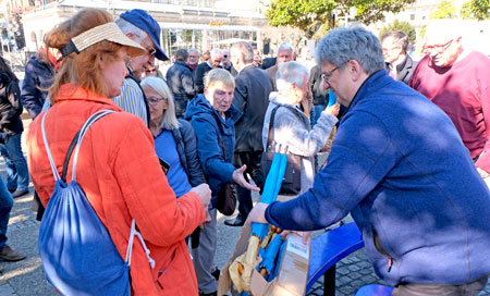 Wasserblaue Schirme für alle. Dr. Thomas Weichel verteilt das Überraschungsgeschenk, mit dem ein wenig Werbung für das Wasser-Aktionsjahr gemacht werden soll. © Foto Diether v. Goddenthow