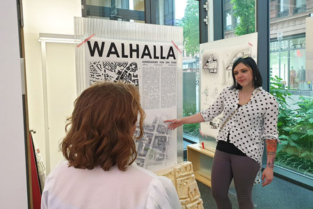 Architekturstudierende der Hochschule RheinMain erläutern ihre Entwürfe (01: Vanessa Klassen; 02: Deniz Sancaktar). © Hochschulkommunikation, Hochschule RheinMain