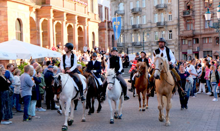 Begeisterte Zuschauer feierten die Reiter und Kutschen vor dem Wiesbadener Rathaus. © Foto Diether v. Goddenthow