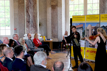 Für die musikalische Umrahmung sorgten Lilli Schmitt (Violine) und Benjamin Hofmann (Violine) von der Wiesbadener Musik- und Kunstschule.  © Foto Heike  von Goddenthow