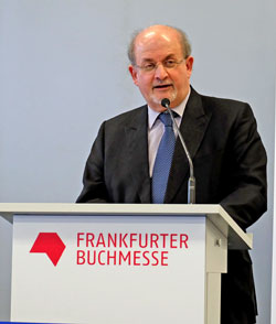 Sir Salman Rushdie bei der Eröffnung der Frankfurter Buchmesse 2015  © Foto Diether von Goddenthow