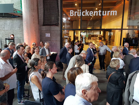 Impression vom Politischen Sommerfest der Architektenkammer Rheinland-Pfalz im Zentrum für Baukultur am Brückenturm in Mainz. © Foto Diether von Goddenthow