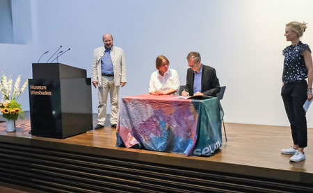 Vertragsunterzeichnung im Museum Wiesbaden mit Christian Kammler, Prof. Dr. Kati Hannken-Illjes, Dr. Andreas Henning, Astrid Lembcke-Thiel  (v.l.n.r.). Foto: Museum Wiesbaden / Brand