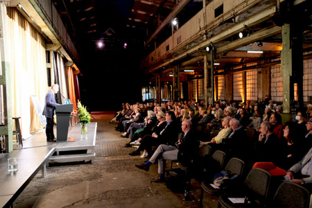 Impression von der Verleihung des Robert Gernhardt-Preises 2022 in der Naxoshalle, Frankfurt  © Foto Diether von Goddenthow