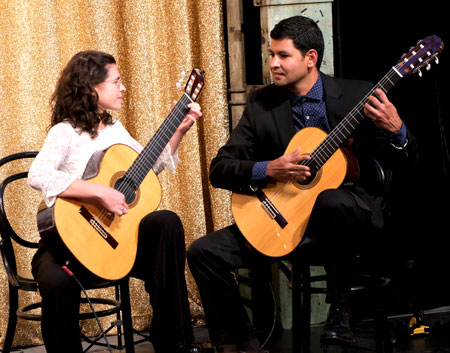 Das Taracea Gitarrenduo (Maria del Rocio Lopez und Carlos Vivas) sorgte für die musikalische Umrahmung. © Foto Diether von Goddenthow