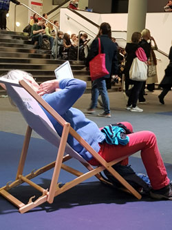 Relaxen und Lesen im Forum der Halle 1. © Foto: Diether von Goddenthow