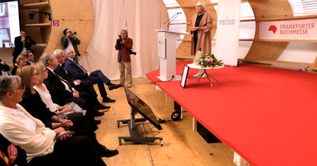 Kulturministerin Claudia Roth (r) gratuliert dem Buchmesseteam zum Julius-Campe-Preis 2022 © Foto: Diether von Goddenthow 